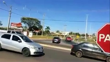 Motoristas passam por cima de bloqueio no Park Way