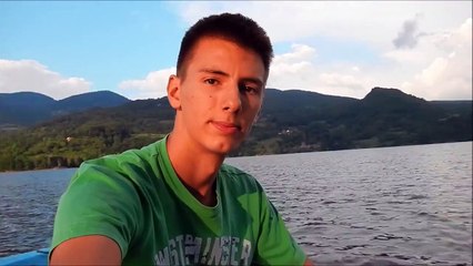 decko uziva na jezeru