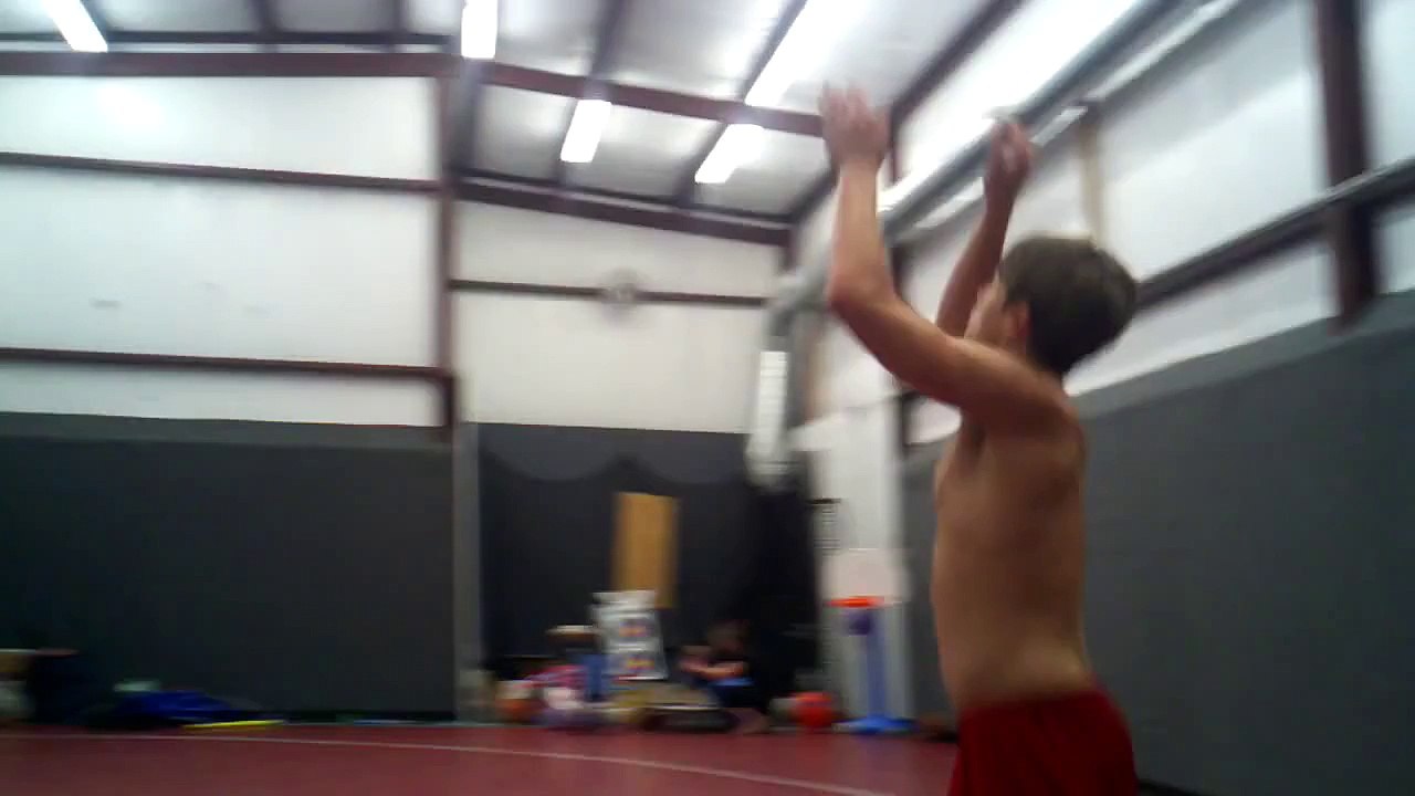 5'9'' white kid dunks!