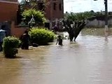 Crianças brincam nas águas da enchente no Pq. São José em Ca