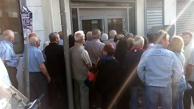 Ανοιχτές οι τράπεζες στη Λαμία. Ουρές από συνταξιούχους