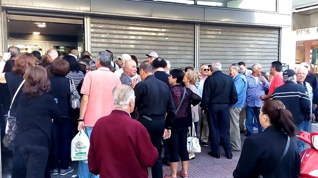 Άνοιξαν οι τράπεζες στη Λαμία. Ουρές από τους συνταξιούχους 1