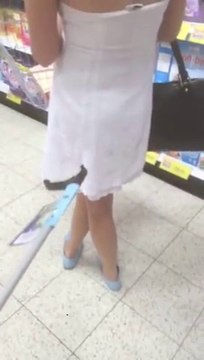 Ce gars embête sa copine avec une pince. Juste hilarant...