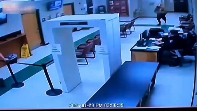 Un prisonnier s'échappe par la porte d'entrée de la prison, tout simplement