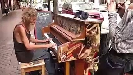 Download Video: Ce SDF est aussi un surdoué de piano. Talent de rue