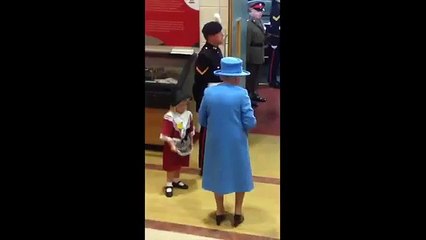 Une petite fille frappée par un soldat devant la reine