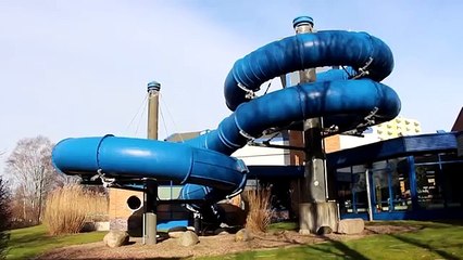 Un toboggan aquatique lumineux