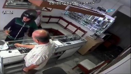 Bileziğini çaldığı kuyumcuya el salladı