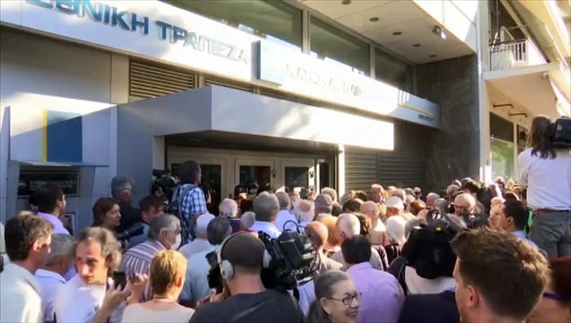 Les banques grecques rouvrent pour les retraités : scènes de chaos à Athènes