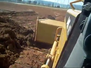 caterpillar D4 bulldozer and excavater diggen vid