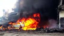 Des images amateurs montrent les instants après le crash d'un avion militaire en Indonésie