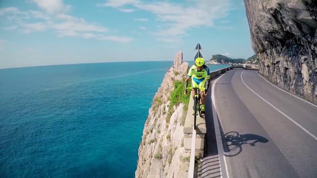Les incroyables figures freestyle de Vittorio Brumotti avec son vélo de course