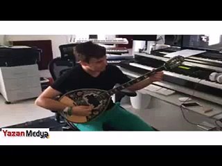 Ceceli Buzuki Çalarken Kendinden Geçti​