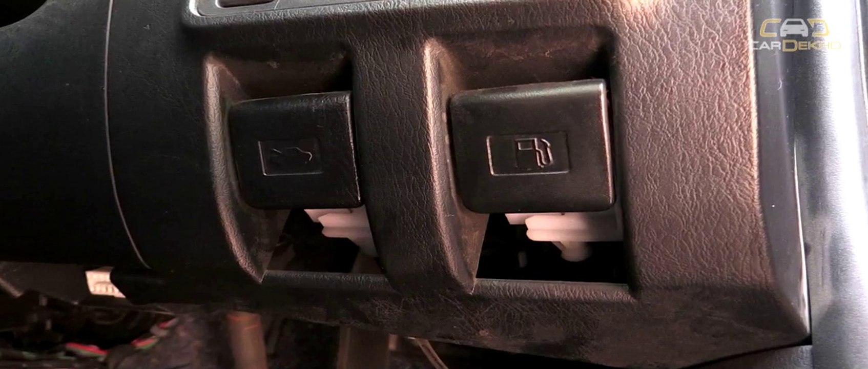 How to Open Fuel Lid in Toyota Fortuner - CarDekho.com