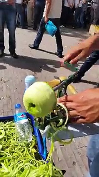 What a amazing technology to cut the apple
