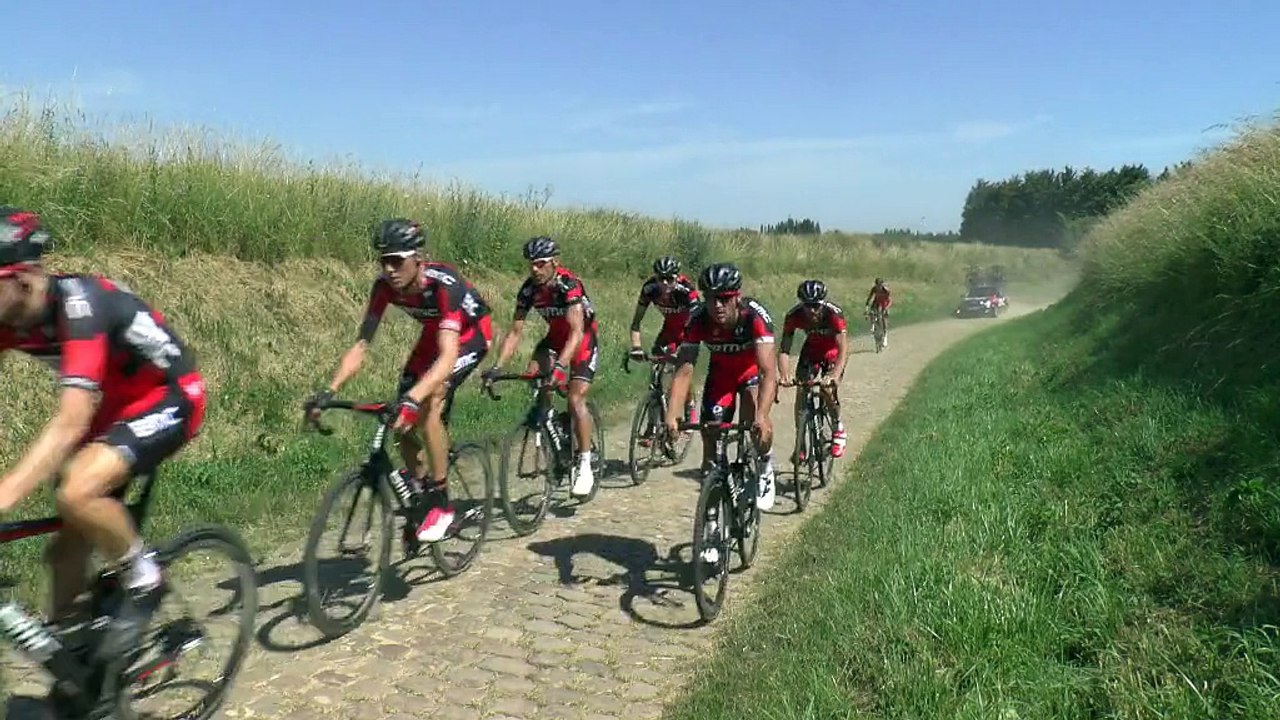 Les coureurs du Tour reconnaissent les pavés