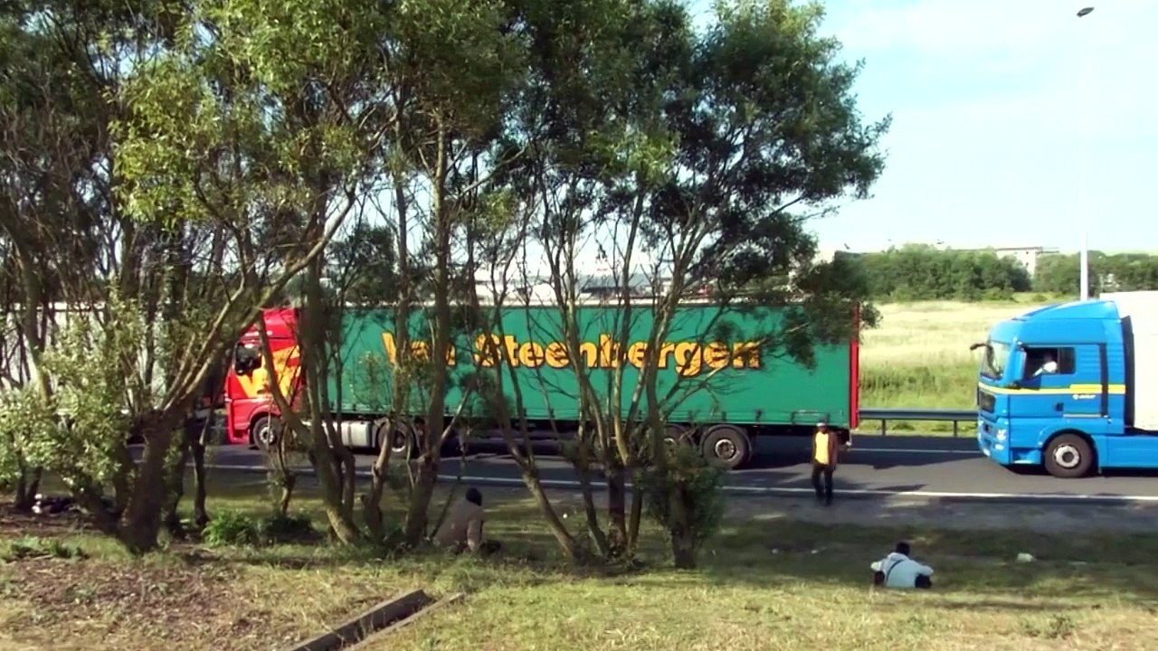 Camions et migrants toujours bloqués à Calais