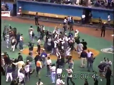 Crowd storms field 1995 American West tie-breaker, Seattle Mariners Angels, Kingdome