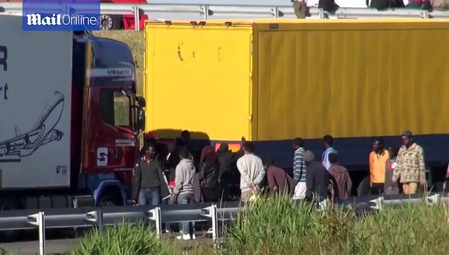 Calais migrants attempt to sneak onto lorries during strikes
