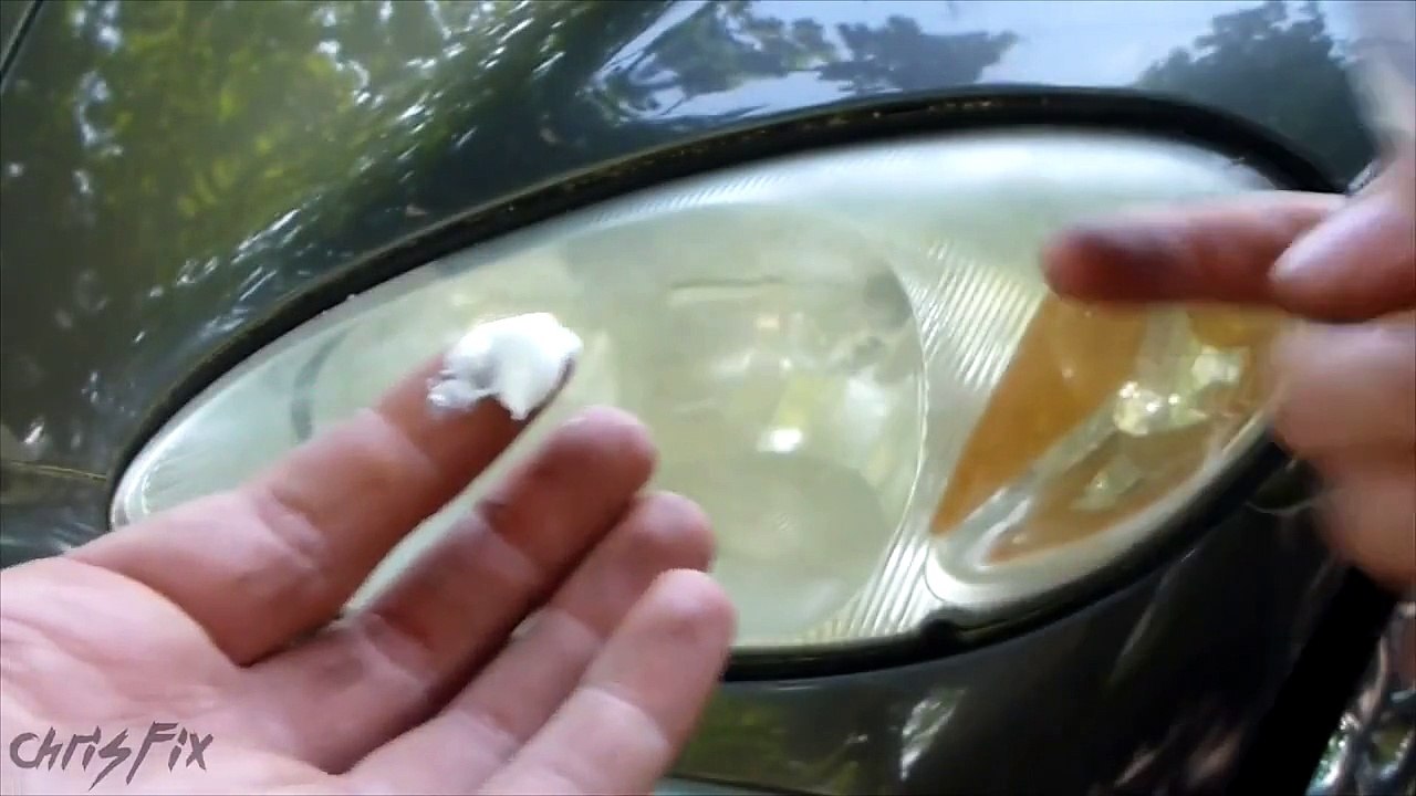 Il Met Du Dentifrice Sur Les Phares De Son Auto… Le Résultat Est Magnifique