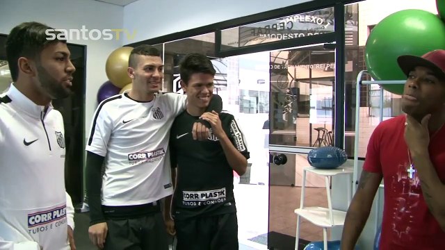 Robinho se despede de jogadores e funcionários do Santos