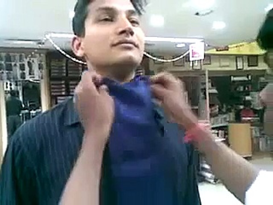 HOW TO TIE A SILK SCARF FOR MEN ON FORMAL WEAR