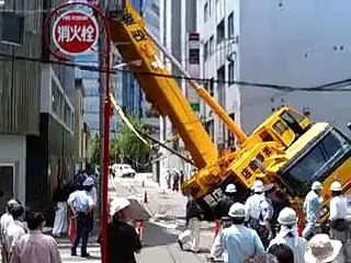 クレーン転倒事故！倒れる！電線切断！2