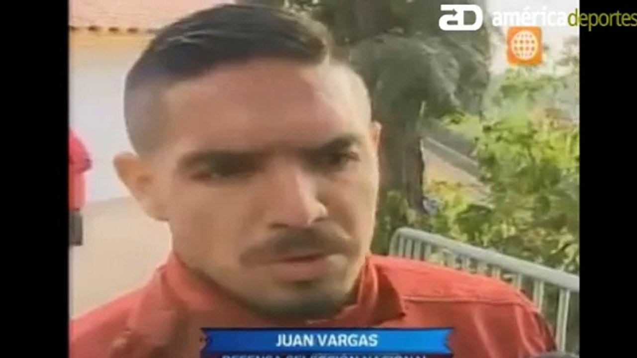 Perú vs. Paraguay: Christian Cueva recibió el "cariño" de Juan Vargas (VIDEO)