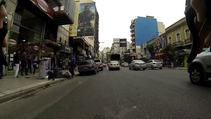 Pasa nomas.. el semaforo es un adorno que quedo de navidad...