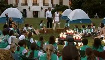 Le câlin d'Obama à des jeunes scoutes américaines sur la pelouse de la Maison Blanche