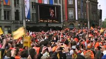 Máxima y Guillermo ya son reyes de Holanda saludo de maxima y su familia en el balcon