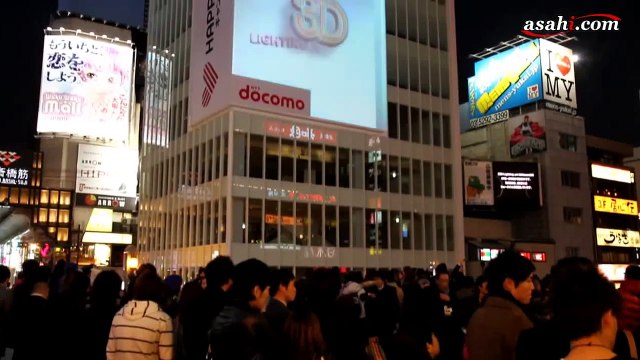 国内初３Ｄ広告　壁グニャリ　大阪・ミナミ