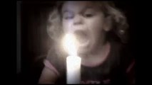 طفلة صغيرة تحاول ان تطفأ الشمعة لوحدها فيديو يستحق المشاهدة | صدفة | صدفة تيوب