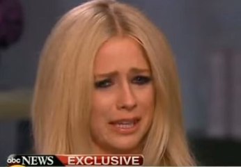 Avril Lavigne rompe en llanto al hablar sobre su enfermedad