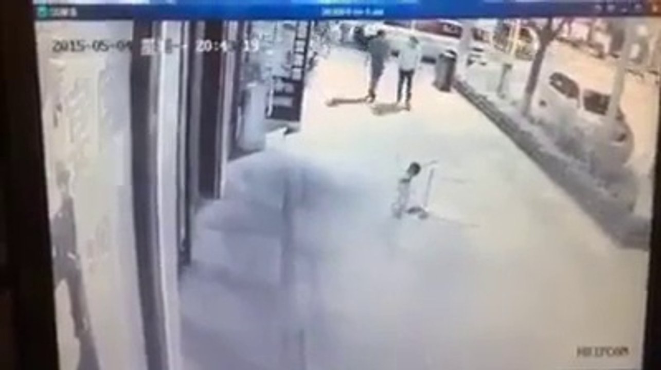 bu çinliye hep beraber lanet edelim. Allah için paylaşın herkes görsün bu pisliği