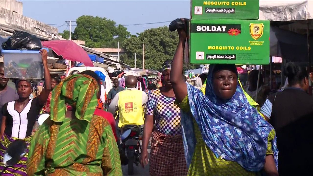 Le président français François Hollande entame mercredi soir une tournée africaine en commençant par le Bénin. A Cotonou, la capitale du Bénin, sa venue suscite des espoirs de croissance. Durée 01:16