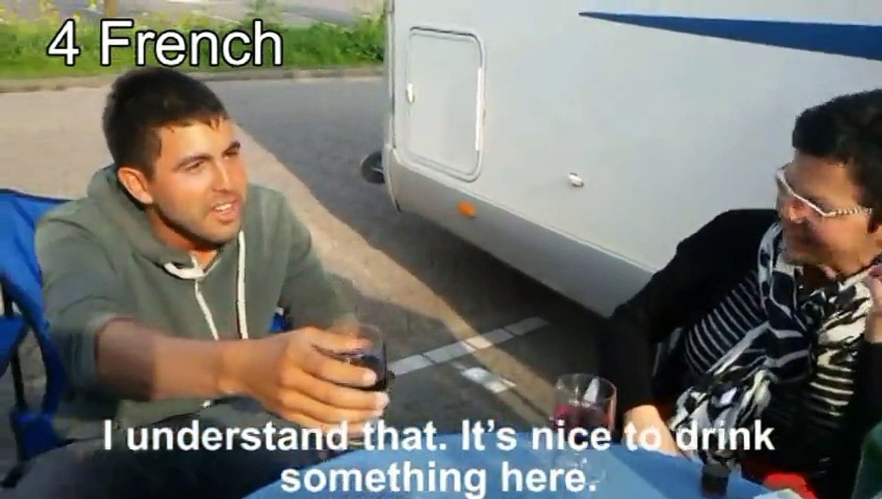 Cet homme peut parler 18 langues différentes et s'amuse avec les touristes étrangers