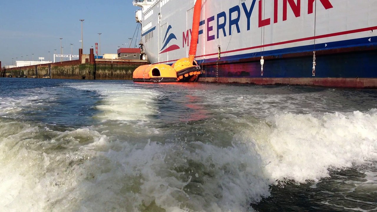 CALAIS - Le "Berlioz" de My Ferry Link bloqué dans le port de Calais