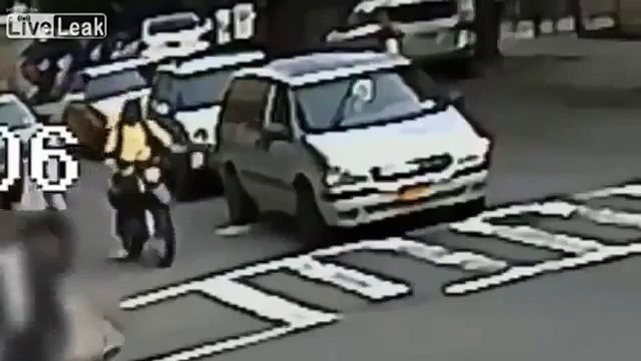 Deux voyous attaquent violemment un motard dans le bronx