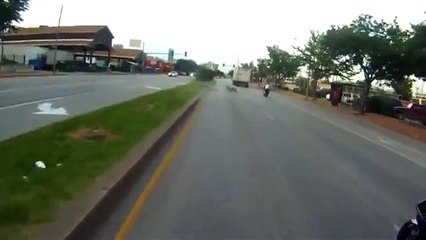 Un motard stunt,tombe,la police n'es pas loin!