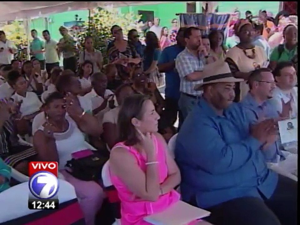 Tras informe de 100 días Solís va de gira a Limón y vuelve a pedir que lo dejen gobernar