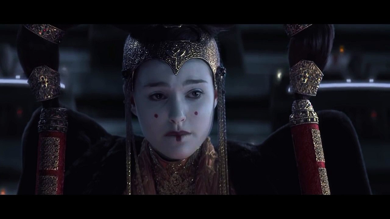 E.T. appears in Star Wars - The Phantom Menace...