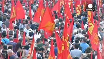 Video herunterladen: Bruciata la bandiera dell'Ue. Ad Atene scende in piazza il Partito Comunista