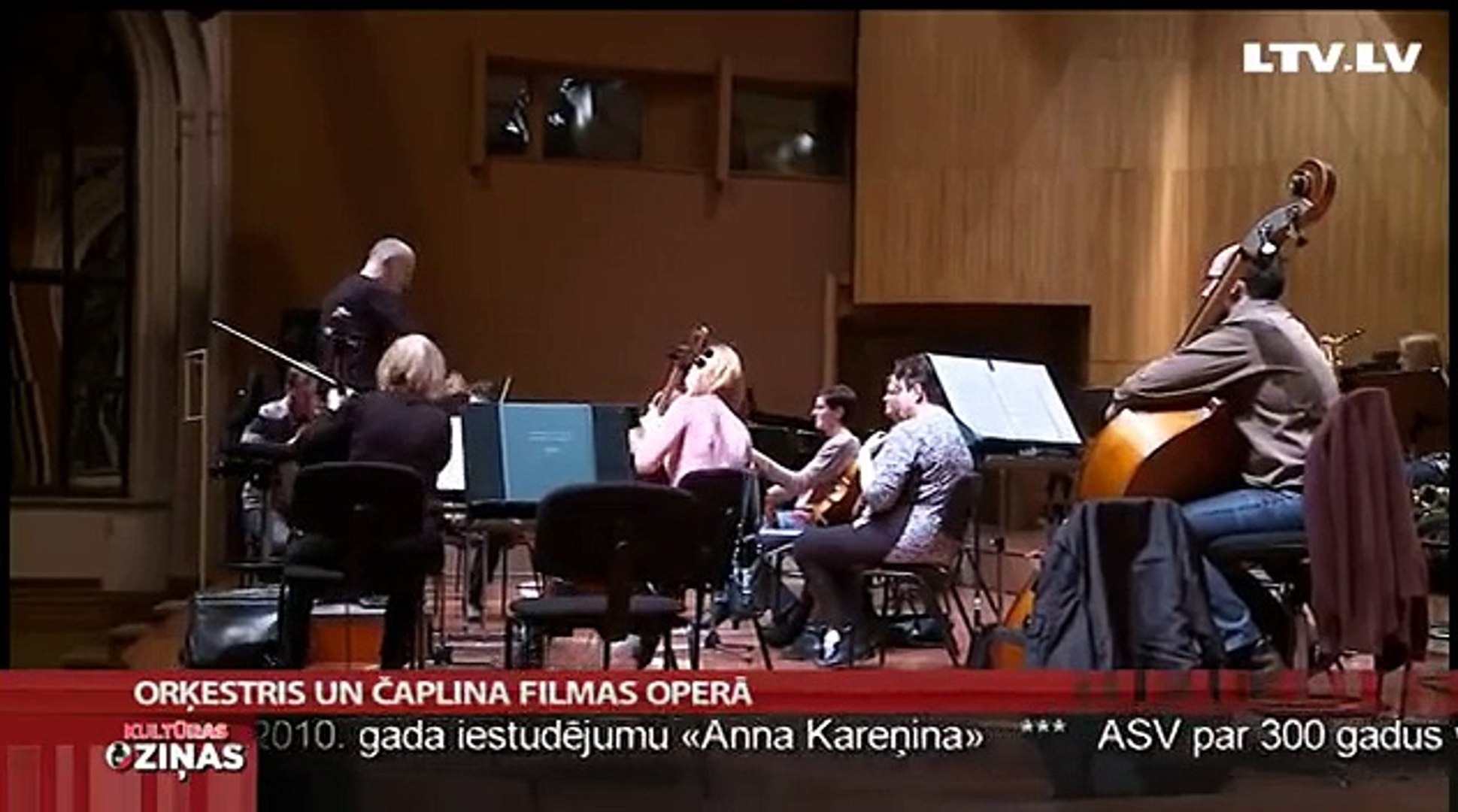 Orķestris un Čaplina filmas Operā