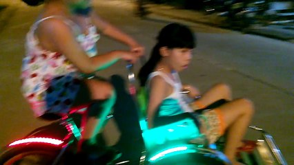 20150527 My Oanh - hai mợ nhỏ phởn hết sức