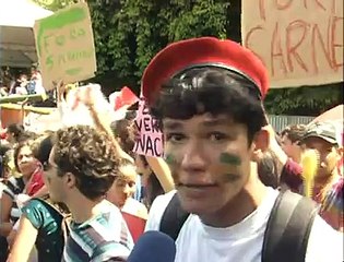 Jovens protestam contra Sarney durante desfile