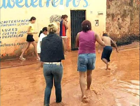8/10-Chuva na Estrutural alaga casas com pixe e óleo