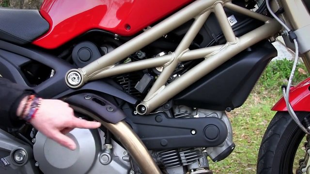 Motos Garage Tv: Comparativa BMW F800R Vs. Ducati Monster 696 I Limitadas A2