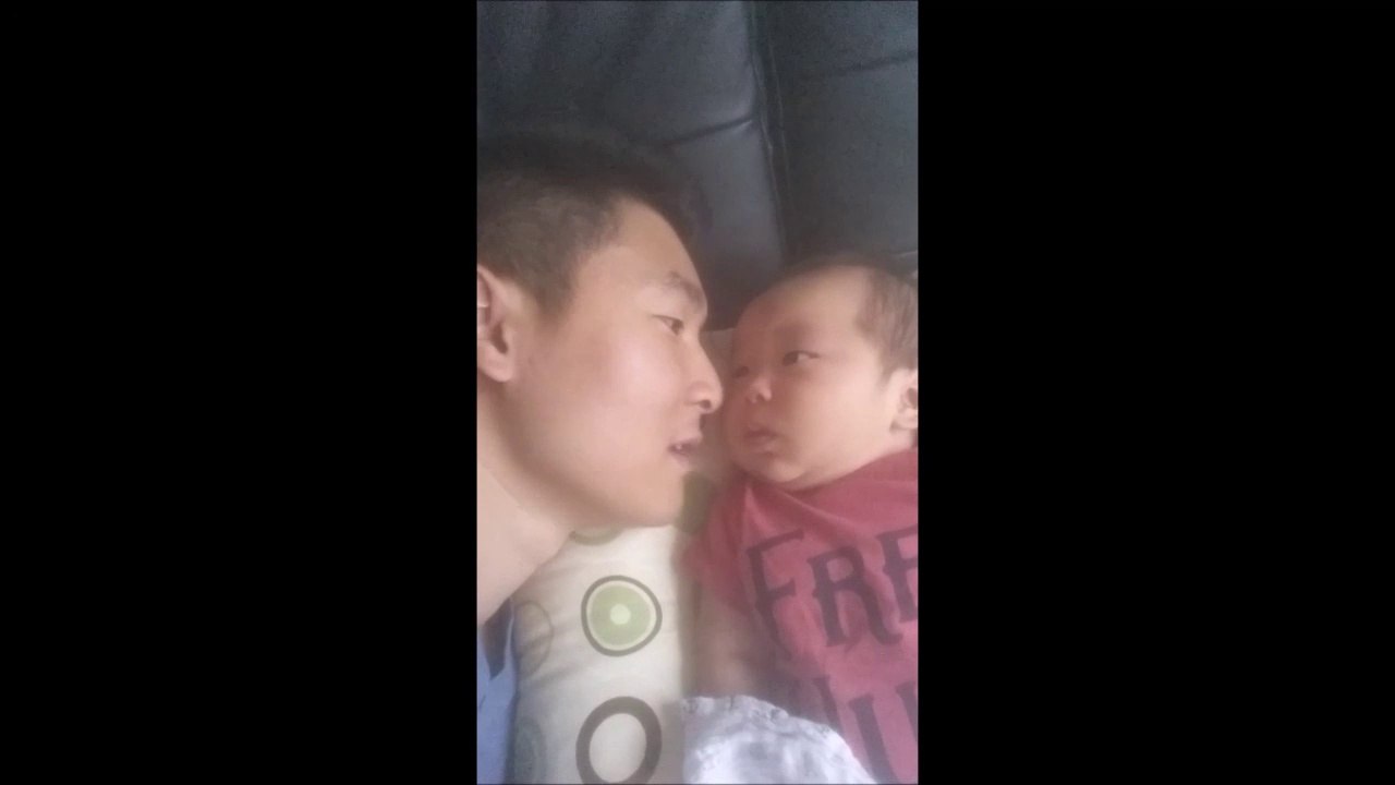 Ce papa fait un bisous à son bébé qui va le lui rendre... FAIL