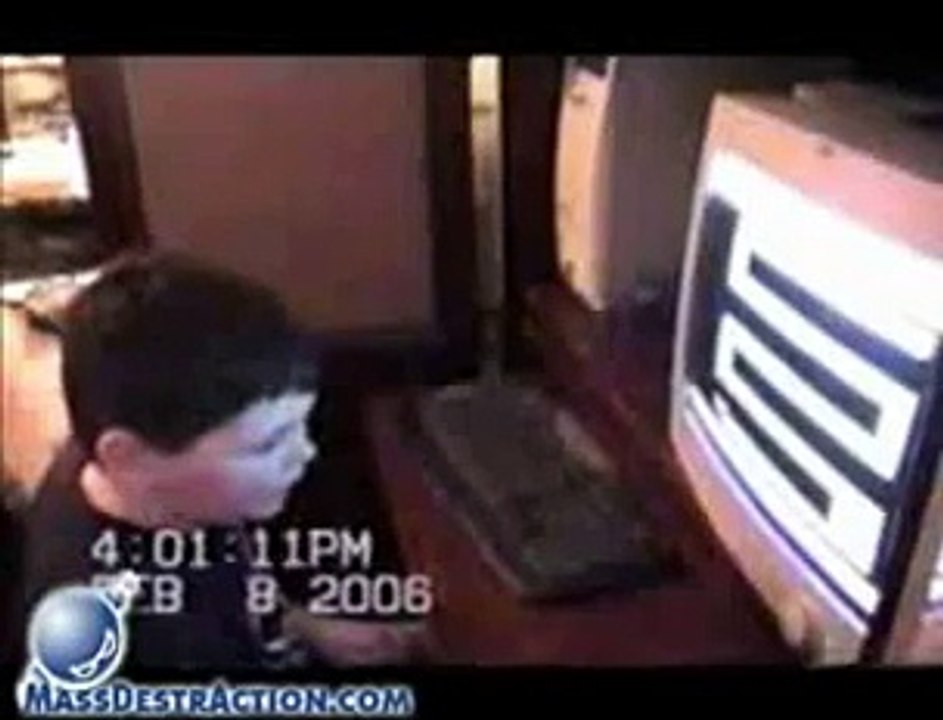 Sehr lustig Kind wird vom Vater erschreckt funny